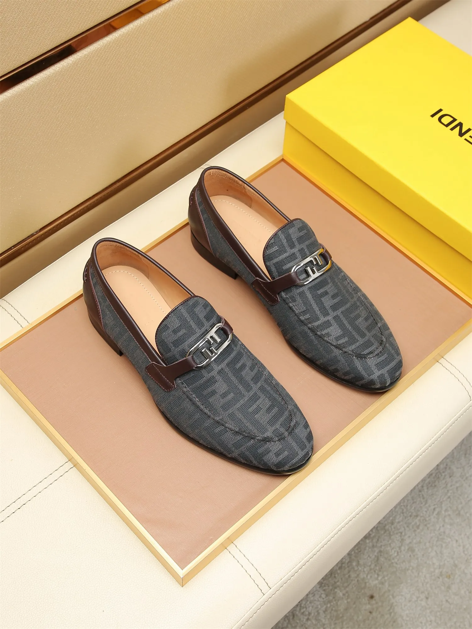Men's shoes💰460 🕷🕷【FENDI】The latest men's formal leather shoes🇨🇳Classic series not to be missed💯The first layer is made of imported first-layer cowhide☘Original quality, the leather is smooth and delicate🎋Awesome version, perfect streamlined outline🍇Cowhide lining, size 38-44 (customized at 45.46)...